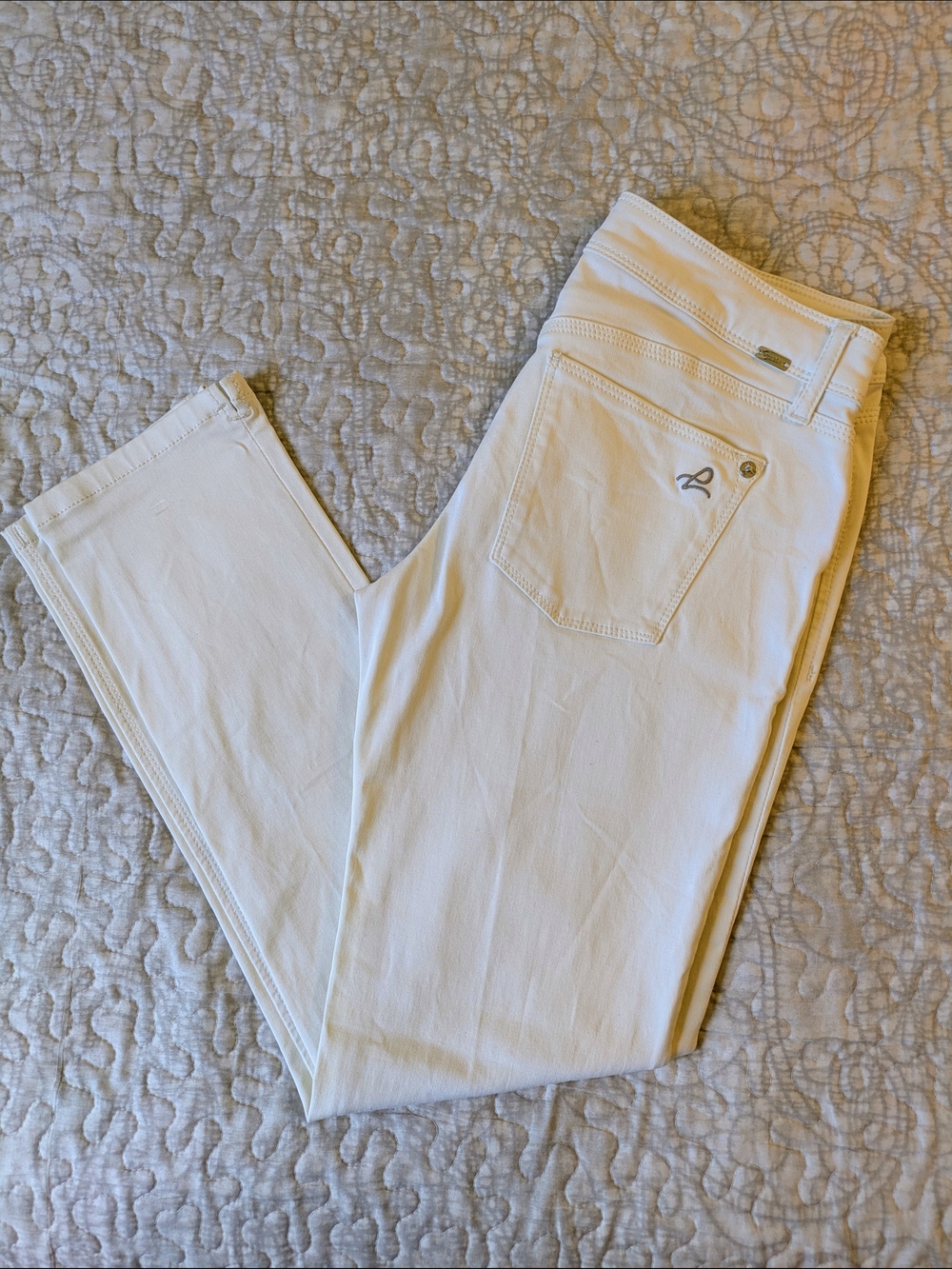 DL1961 Premieum off-white Denim Angel Skinny Jeans with Subtle Back Stitching